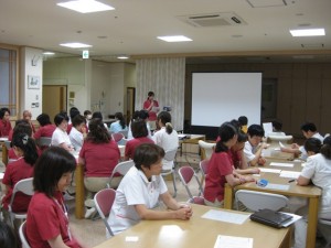 発表中の吉田智美さん　皆さんも興味津々♪