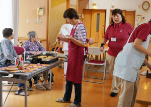 次から次へと焼いて大忙し！！