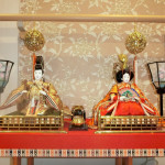 1階正面玄関前の雛人形です。